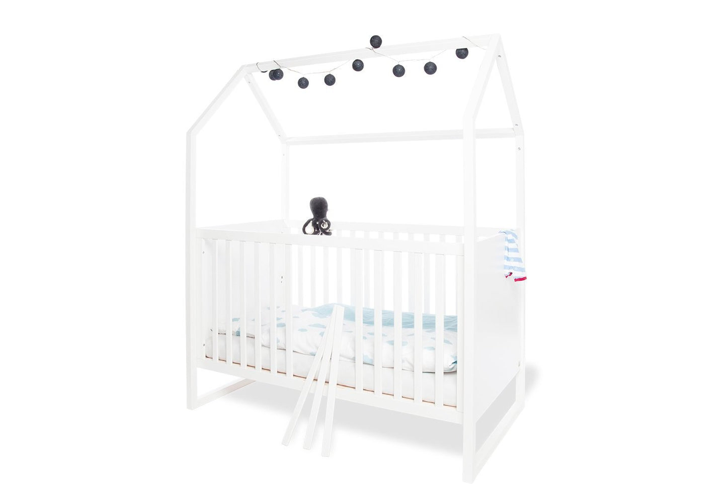Kinderzimmer 'Hilda & Riva' breit, weiß
3-teilig: Hausbett, breite Wickelkommode, 2-türiger Kleiderschrank