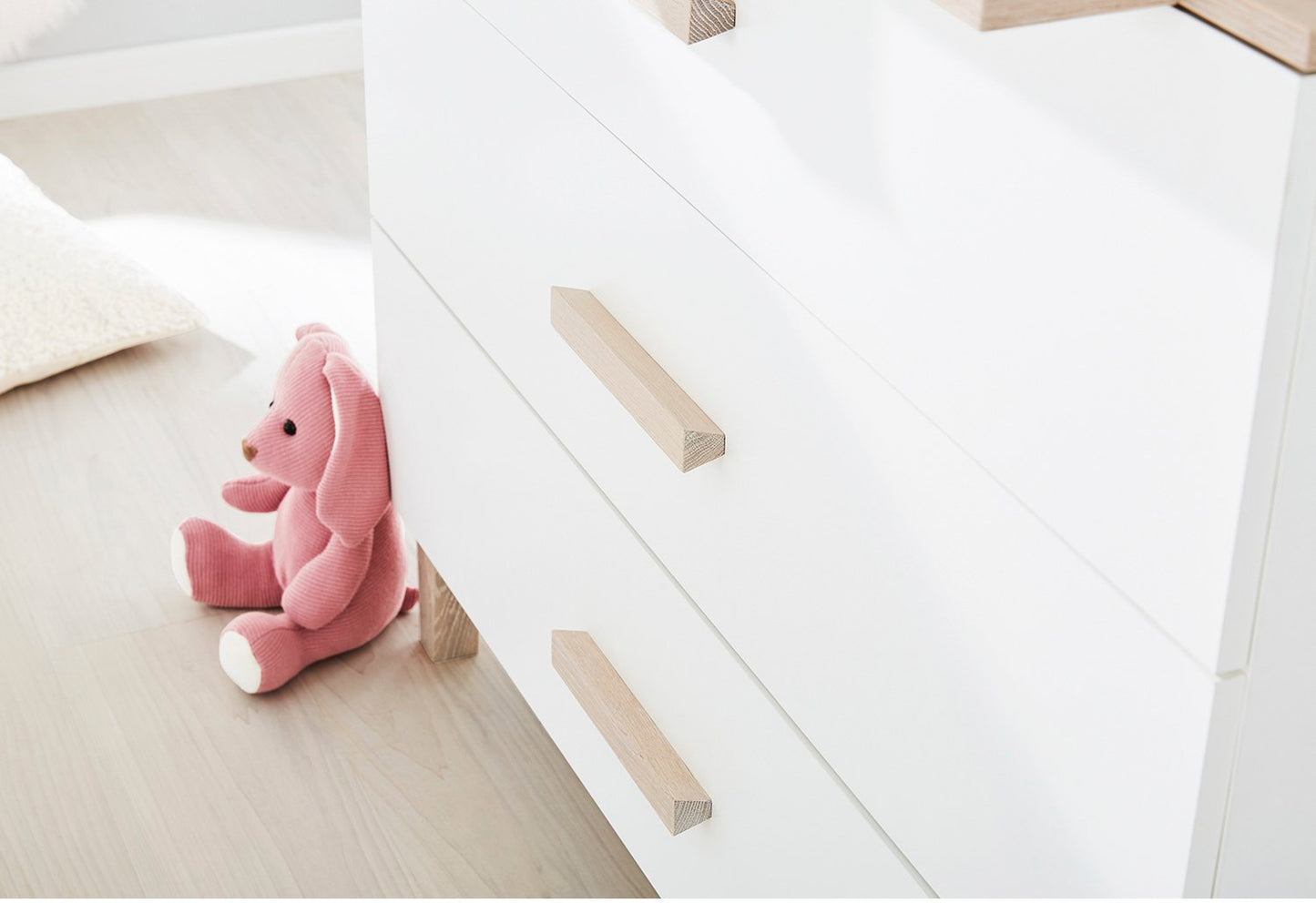 Baumschule 'Lumi' breit
3-teilig: Kinderbett, breite Wickelkommode, 2-türiger Kleiderschrank