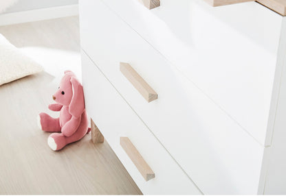 Baumschule 'Lumi' breit
3-teilig: Kinderbett, breite Wickelkommode, 2-türiger Kleiderschrank