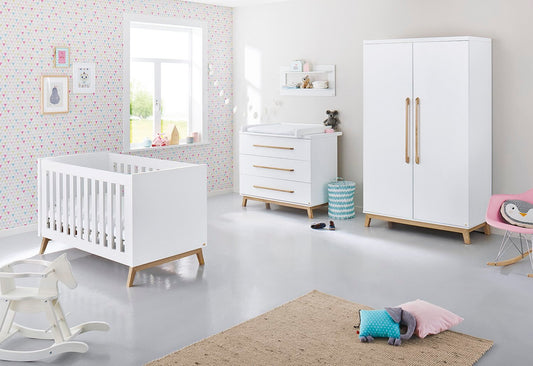 Baumschule 'Riva' breit
3-teilig: Kinderbett, breite Wickelkommode, 2-türiger Kleiderschrank