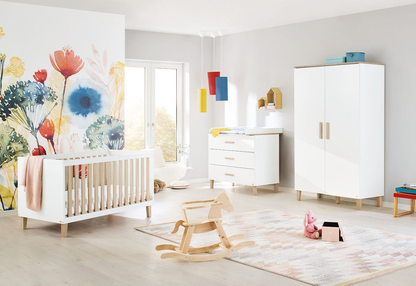 Baumschule 'Lumi' breit
3-teilig: Kinderbett, breite Wickelkommode, 2-türiger Kleiderschrank