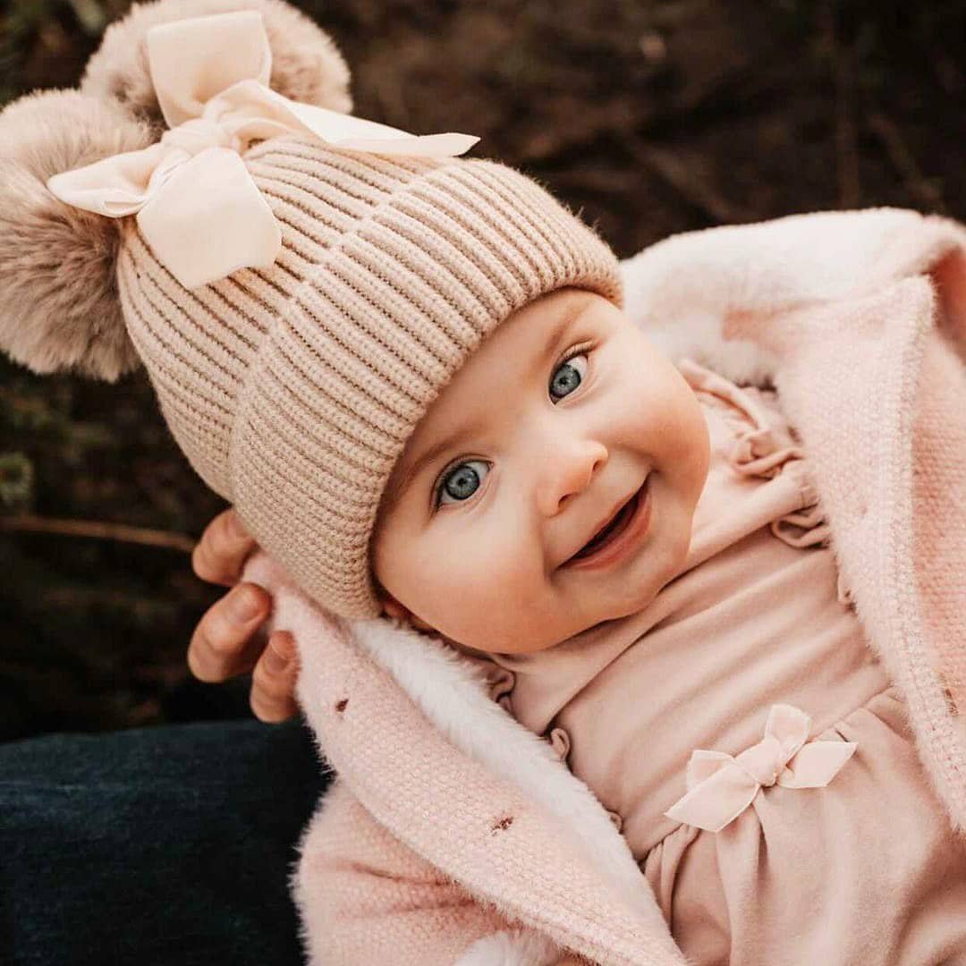 May Mays | Claire Baby Wintermütze | Gestrickte beige Pompons