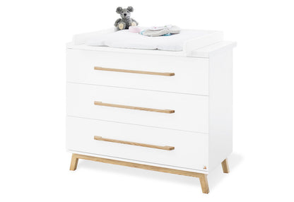 Kinderzimmer 'Hilda & Riva' breit, weiß
3-teilig: Hausbett, breite Wickelkommode, 2-türiger Kleiderschrank