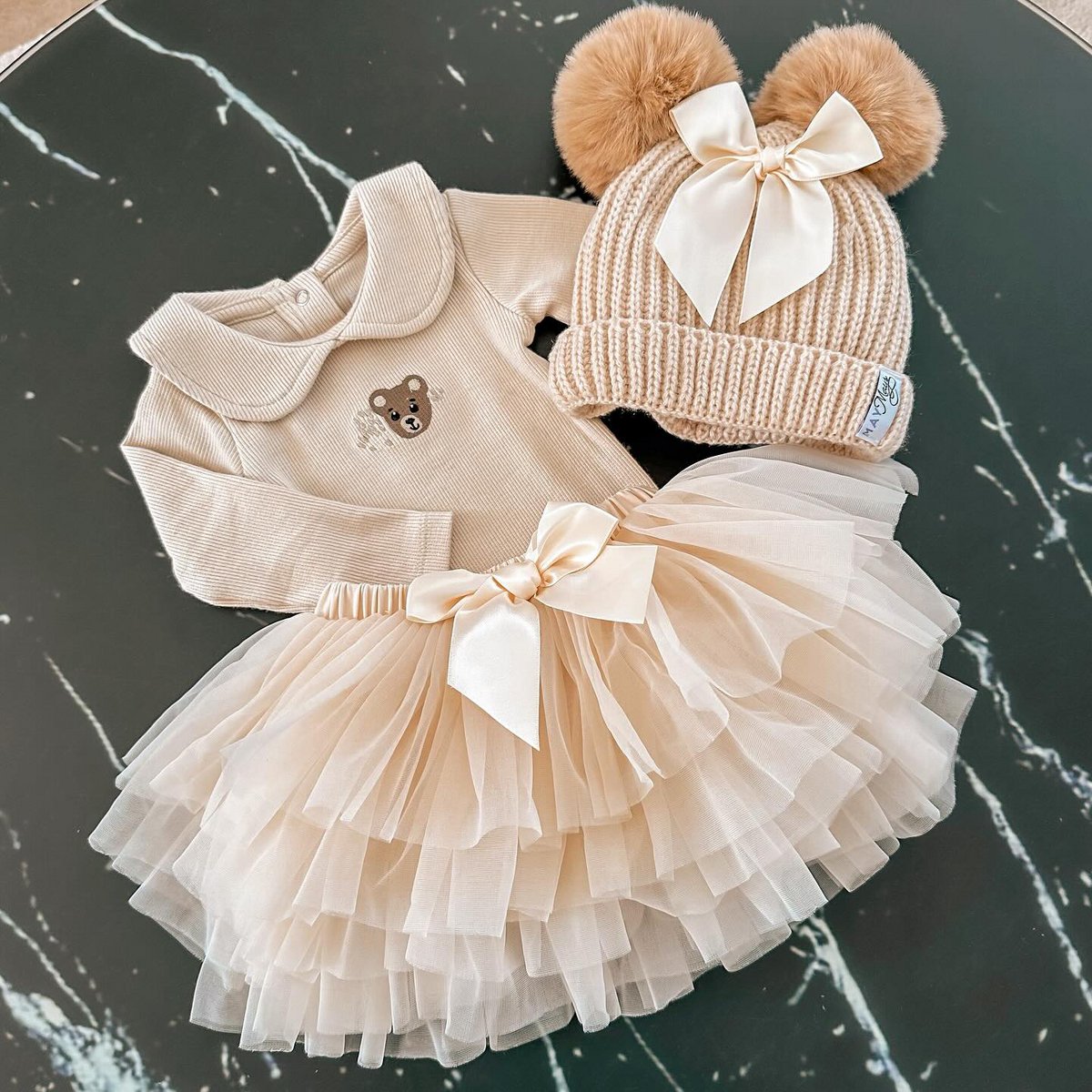 May Mays | Claire Baby Wintermütze | Gestrickte beige Pompons