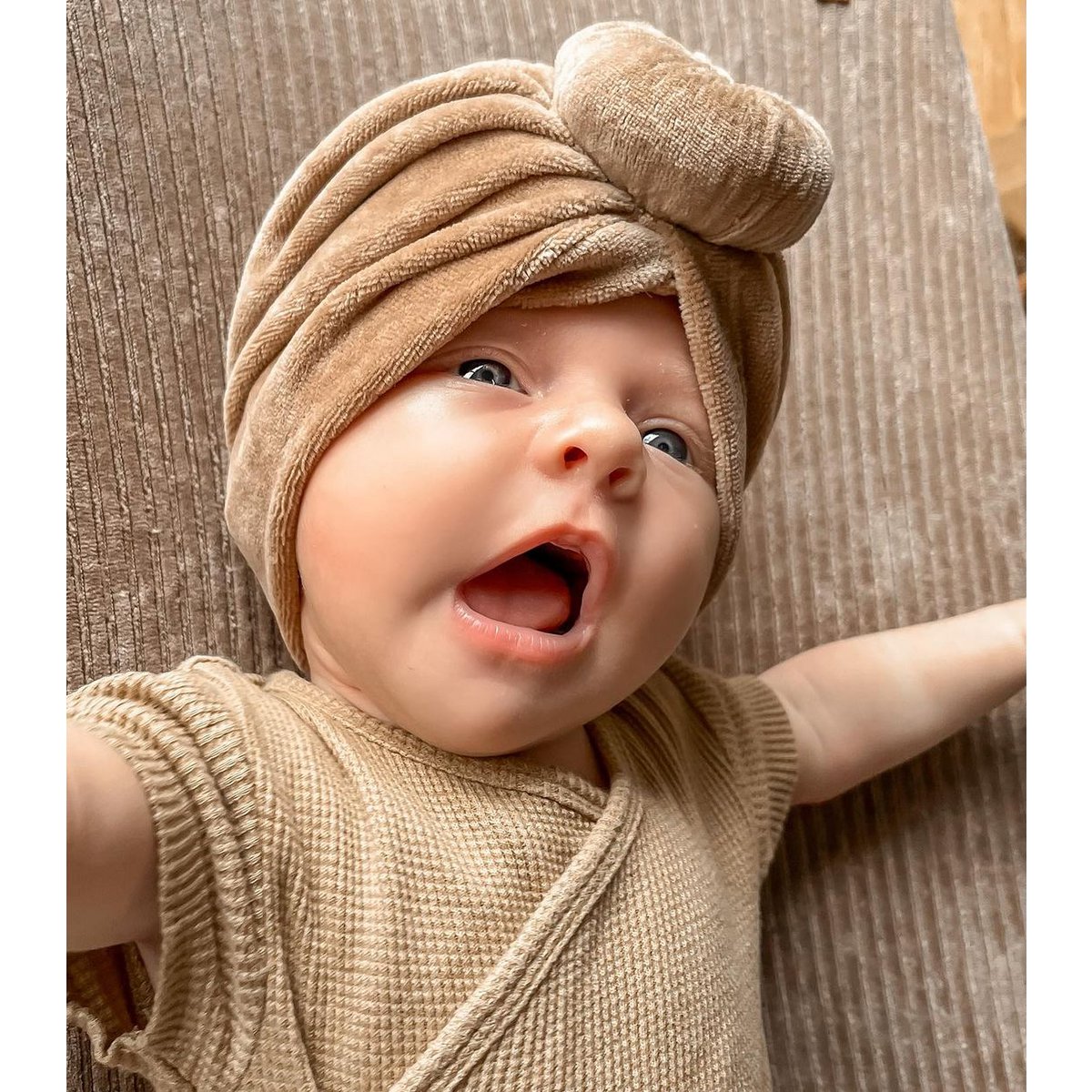 May Mays | Mae Babymütze | Turban Samt Taupe | 0-2 Jahre