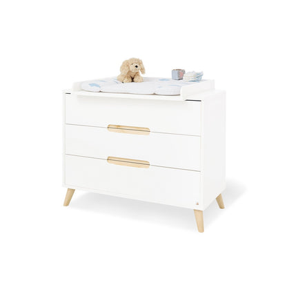 Kinderzimmer 'Move' breit groß, inkl. Wandregal
4-teilig: Kinderbett, breite Wickelkommode, großer Kleiderschrank, Wandregal