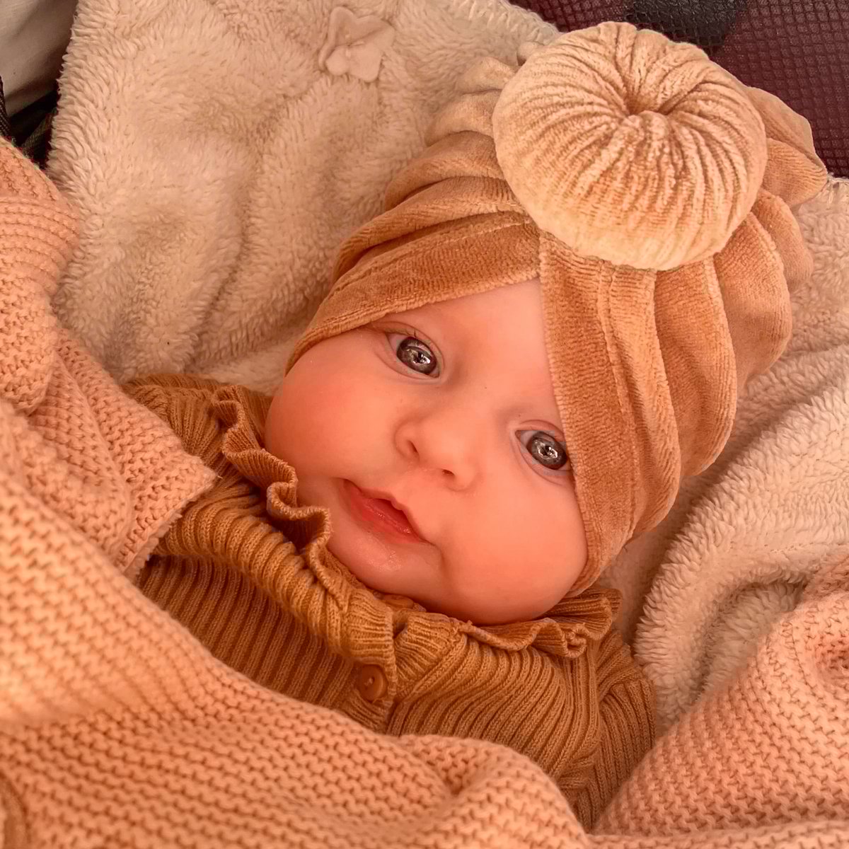 May Mays | Mae Babymütze | Turban Samt Taupe | 0-2 Jahre