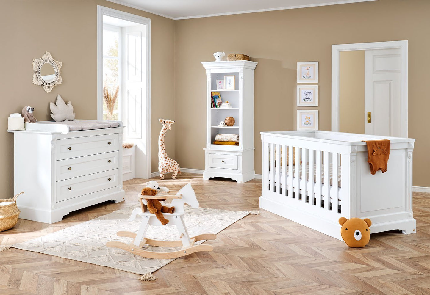 Starterset 'Emilia' breit
2-teilig: Kinderbett, breite Wickelkommode