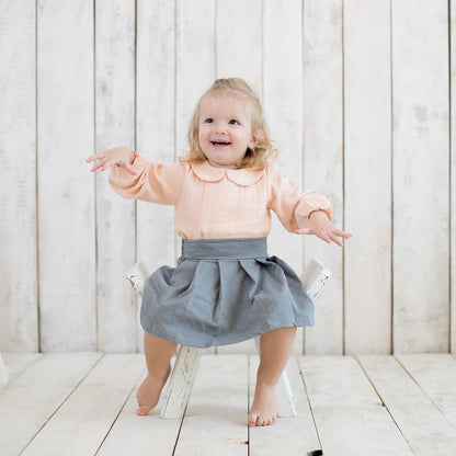 OrganicEra Bio-Musselin-Bodysuit-Bluse mit Peter-Pan-Kragen, Lachs