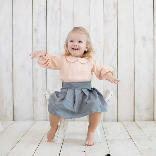 OrganicEra Bio-Musselin-Bodysuit-Bluse mit Peter-Pan-Kragen, Lachs