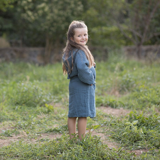 OrganicEra Bio-Musselin-Bademantel für Kinder, 7-8 Jahre, Indigo