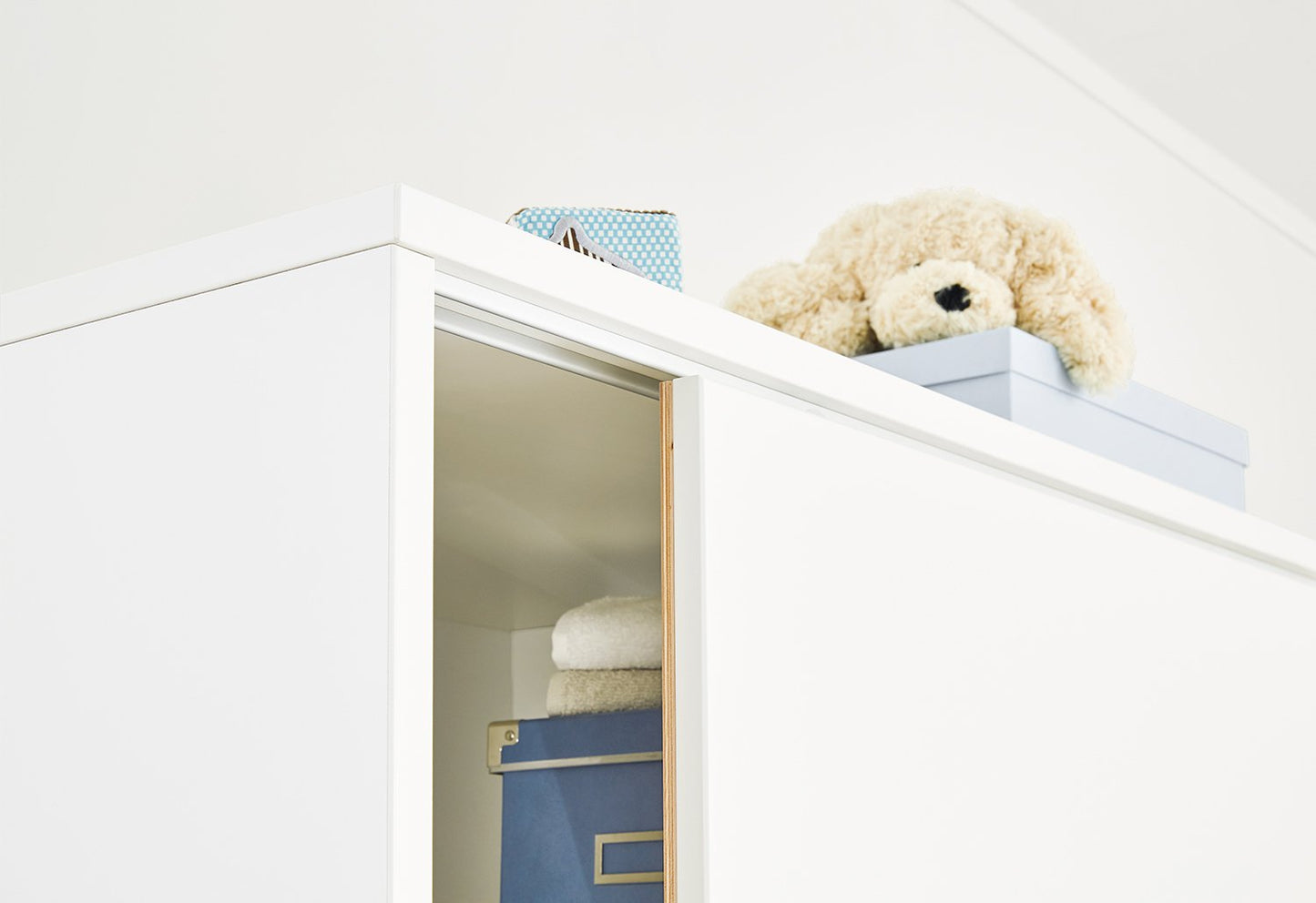 Kinderzimmer 'Move' breit groß
3-teilig: Kinderbett, breite Wickelkommode, großer Kleiderschrank