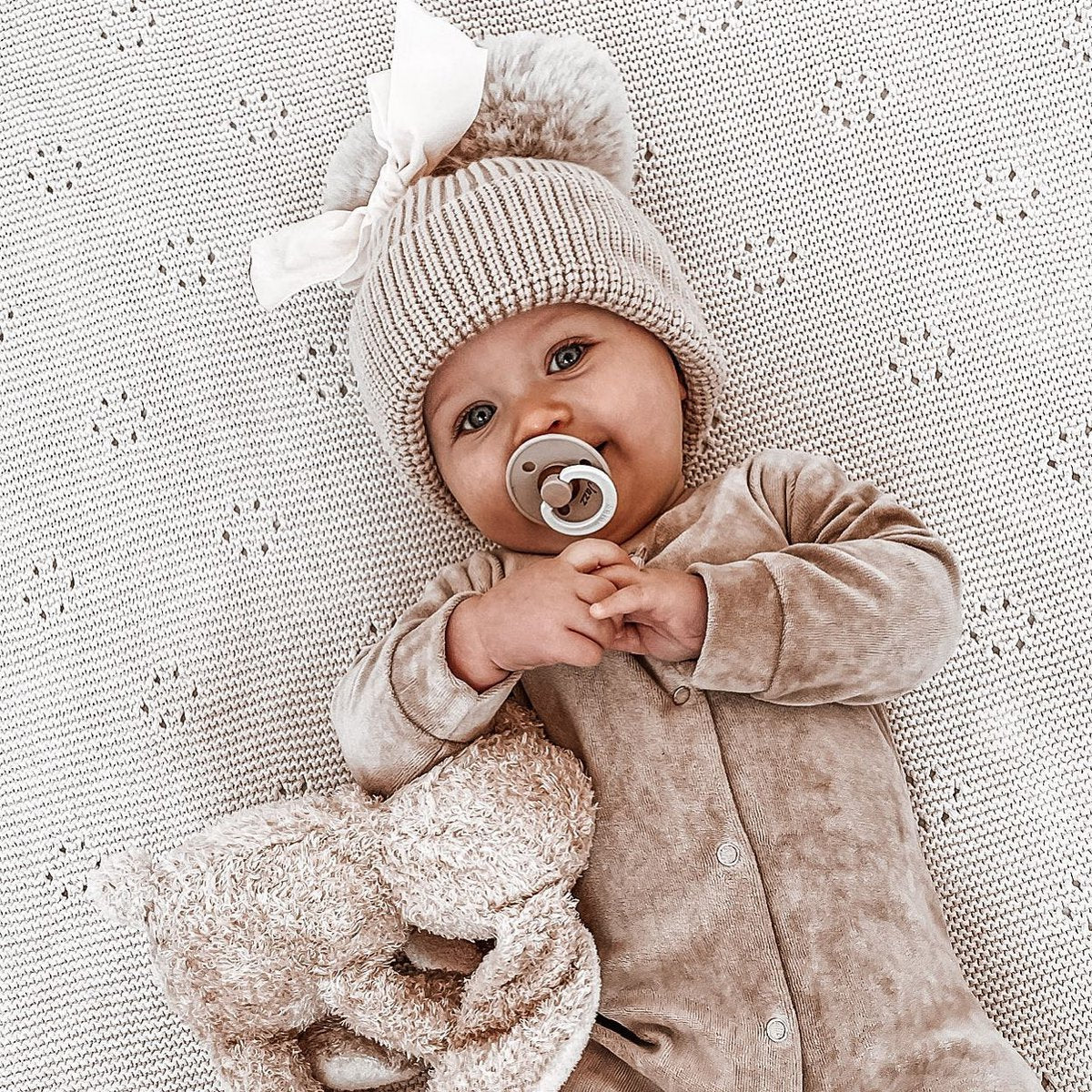 May Mays | Claire Baby Wintermütze | Gestrickte beige Pompons