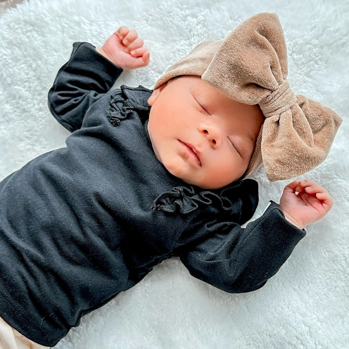 May Mays | Rosie-Shirt | Schwarze Rüschen | Baby-Mädchen