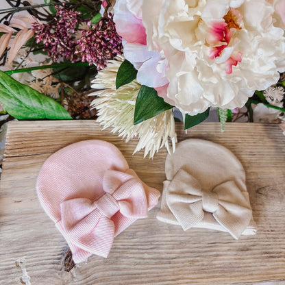 May Mays | Beau Neugeborenenmütze | Schleife Rosa | 0-4 Wochen