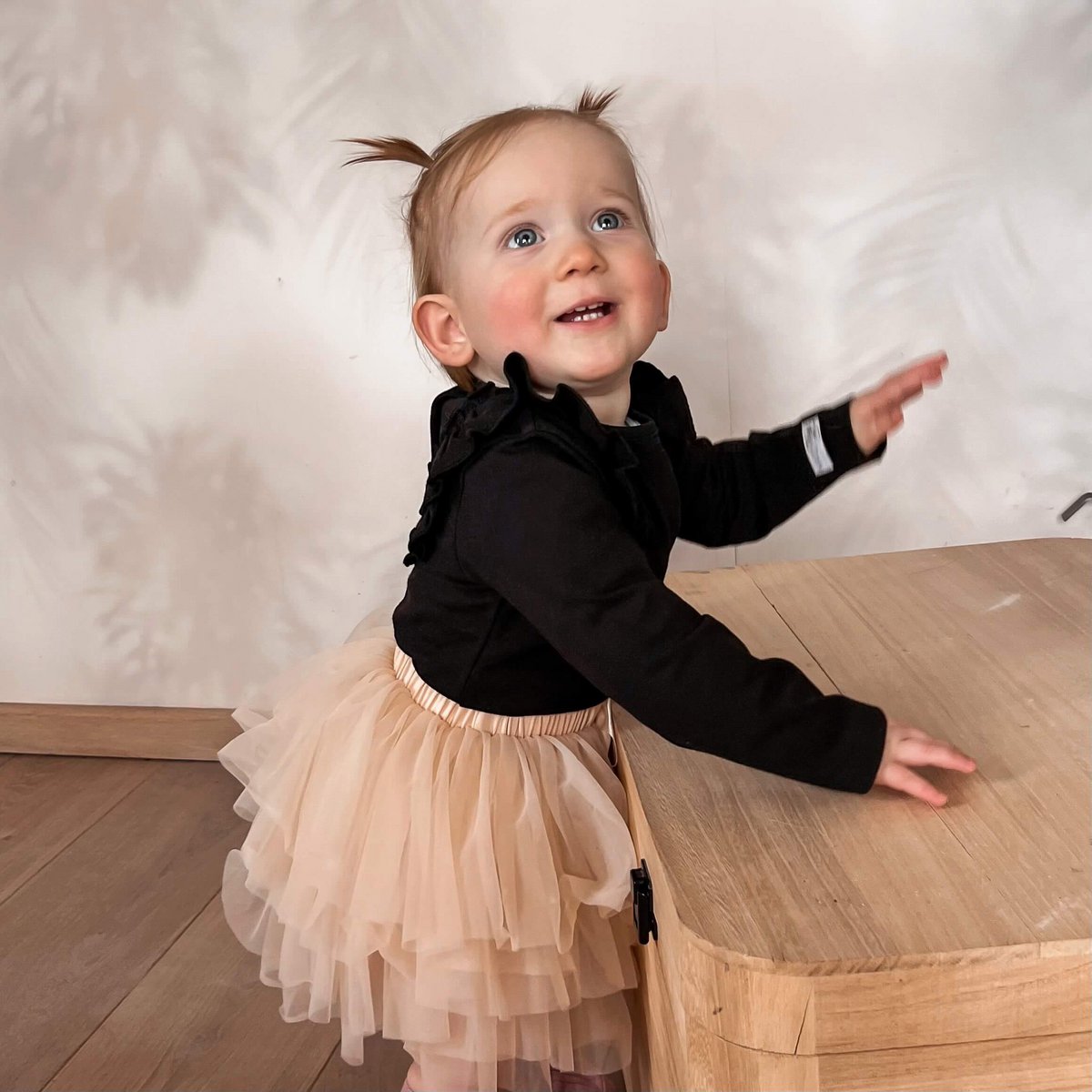 May Mays | Rosie-Shirt | Schwarze Rüschen | Baby-Mädchen