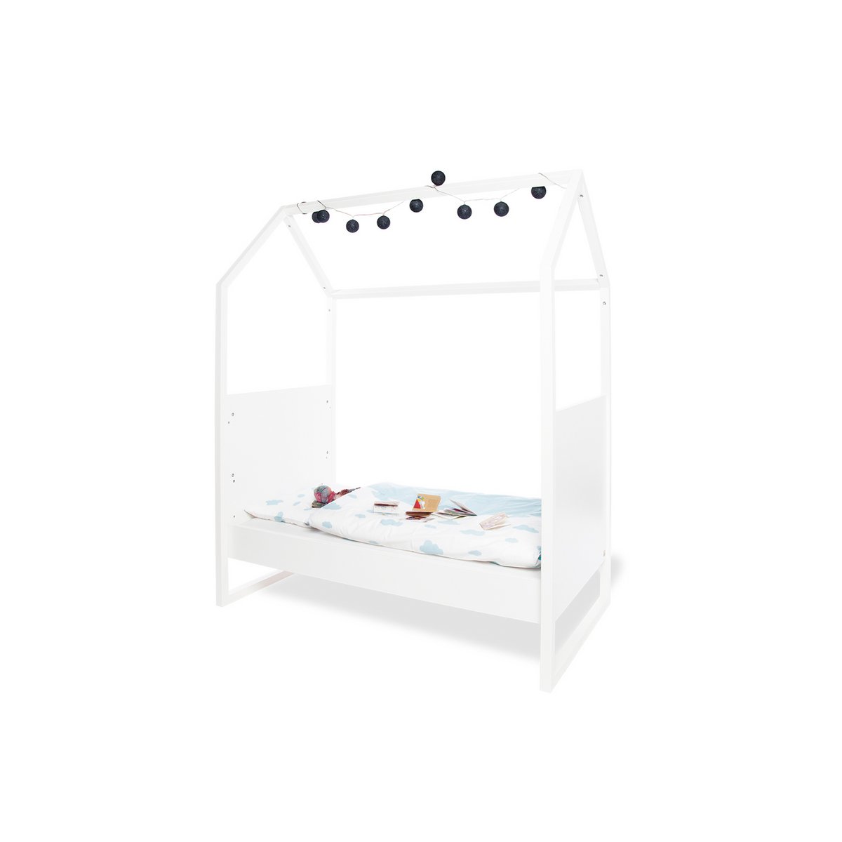 Kinderzimmer 'Hilda & Pan' breit, weiß, inkl. Wandregal
4-teilig: Hausbett, breite Wickelkommode, 2-türiger Kleiderschrank, Wandregal
