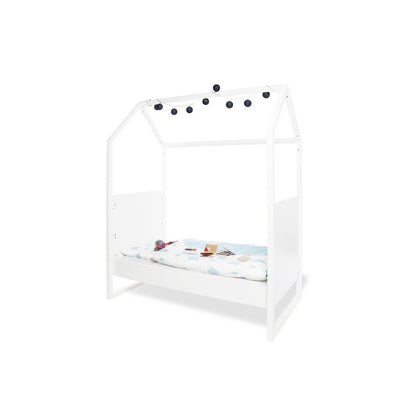 Kinderzimmer 'Hilda & Pan' breit, weiß, inkl. Wandregal
4-teilig: Hausbett, breite Wickelkommode, 2-türiger Kleiderschrank, Wandregal