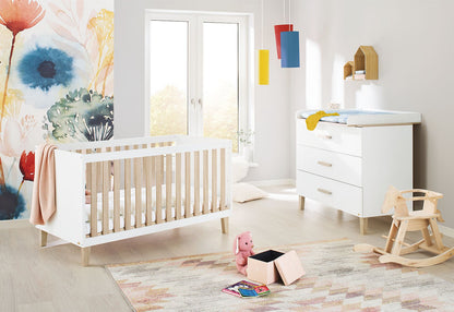 Starterset 'Lumi' breit
2-teilig: Kinderbett, breite Wickelkommode