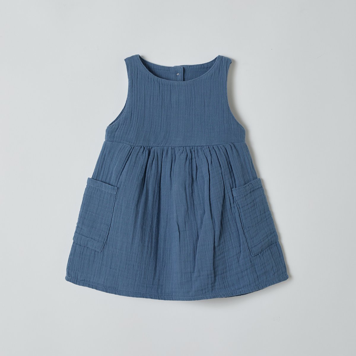 OrganicEra Ärmelloses Kleid aus Bio-Musselin mit Tasche, Indigo