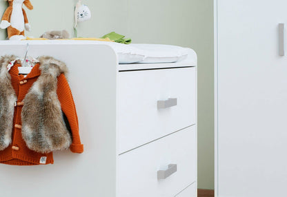 Baumschule 'Viktoria' breit
3-teilig: Kinderbett, breite Wickelkommode, 2-türiger Kleiderschrank
