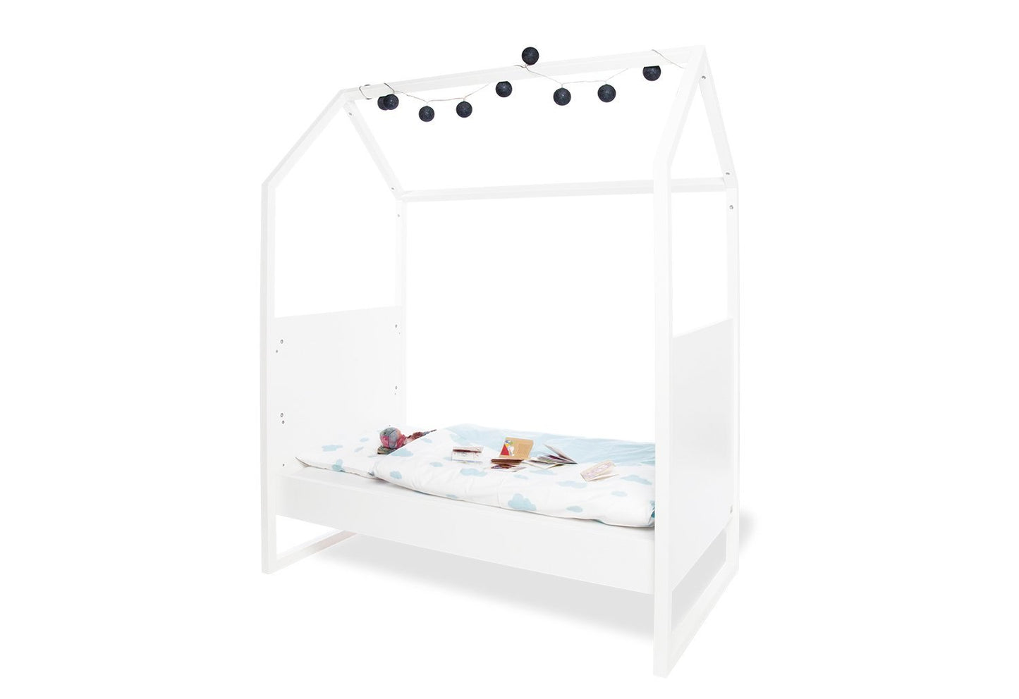 Kinderzimmer 'Hilda & Riva' breit, weiß
3-teilig: Hausbett, breite Wickelkommode, 2-türiger Kleiderschrank