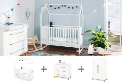 Kinderzimmer 'Hilda & Riva' breit, weiß
3-teilig: Hausbett, breite Wickelkommode, 2-türiger Kleiderschrank