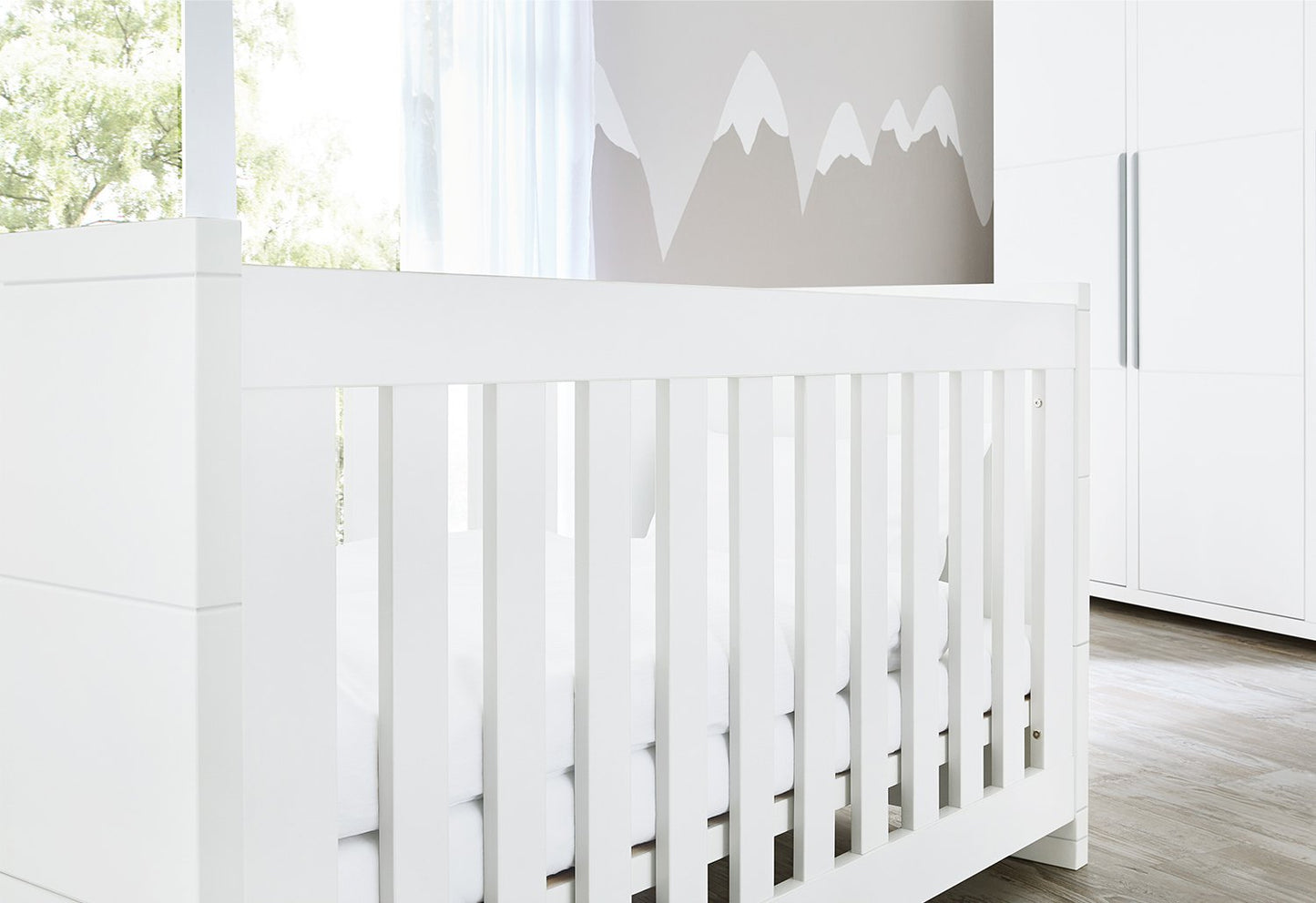 Kinderzimmer 'Polar' breit groß, inkl. Wandregal4-teilig: Kinderbett, breite Wickelkommode, großer Kleiderschrank, Wandregal